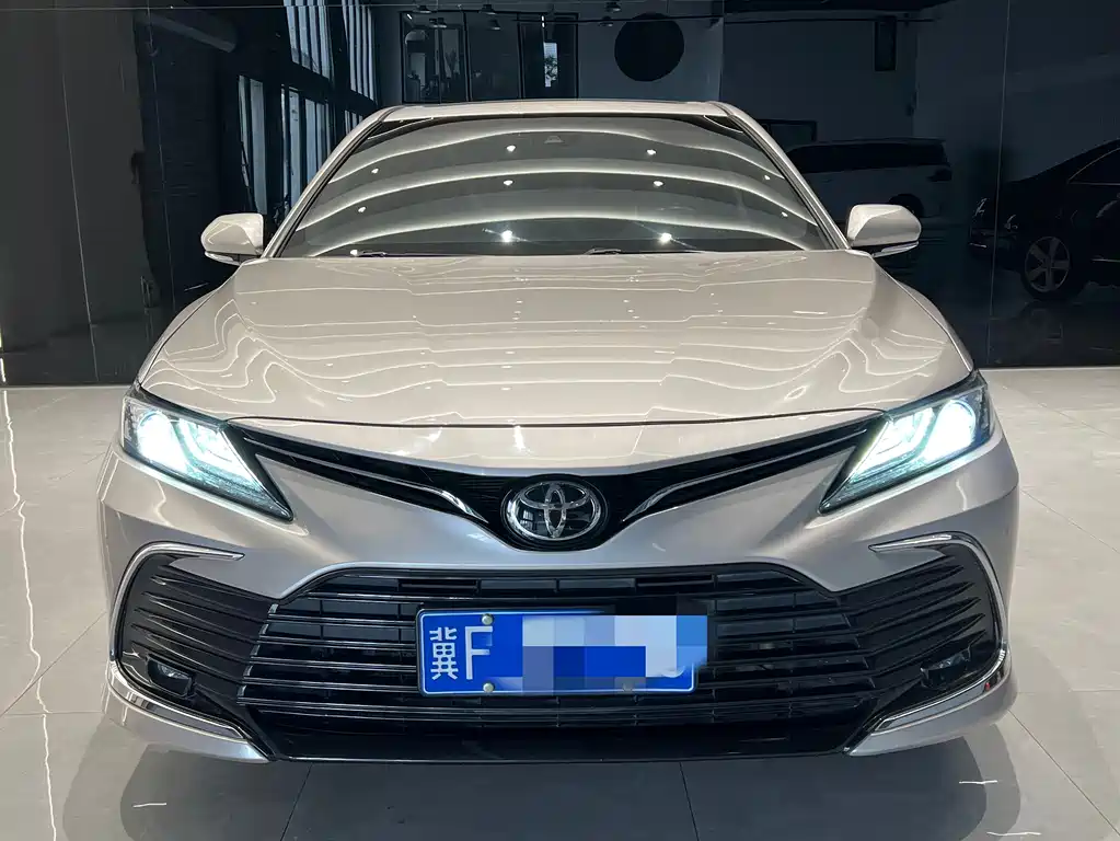 Toyota Camry 2022 — фото 2