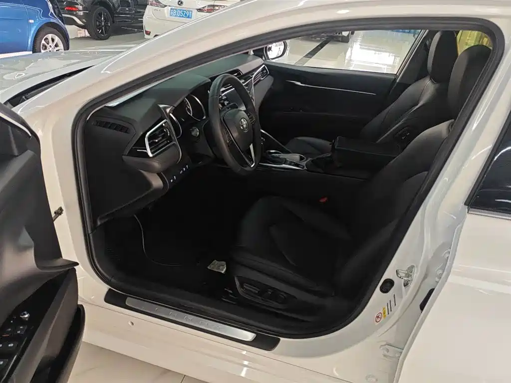 Toyota Camry 2018 — фото 15