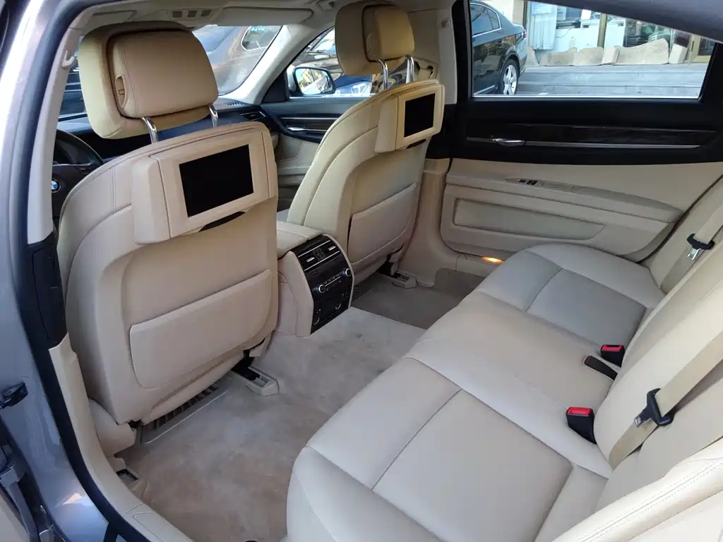 BMW 7 Series 2011 — фото 16