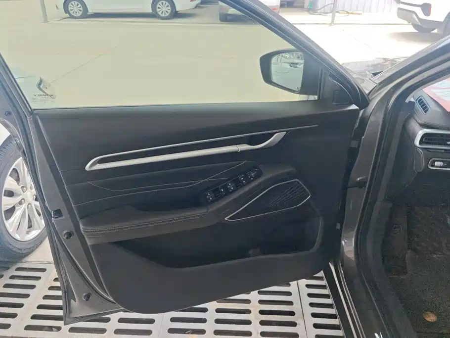 Geely Emgrand 2022