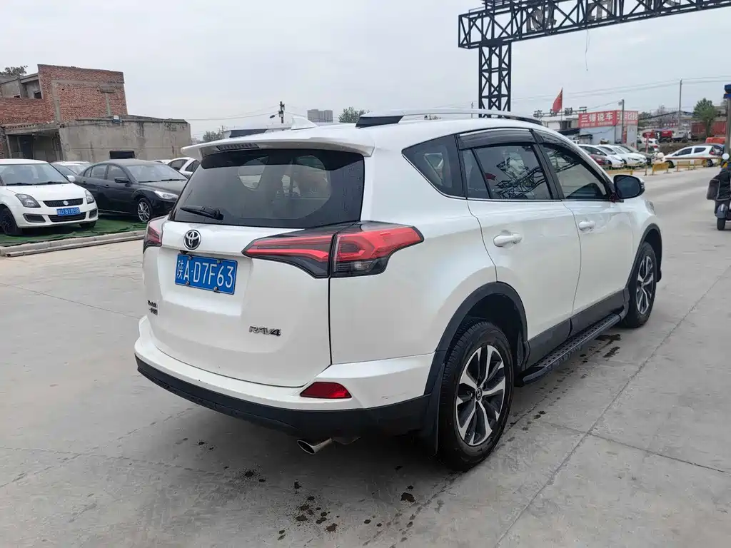 Toyota RAV4 2018 — фото 10