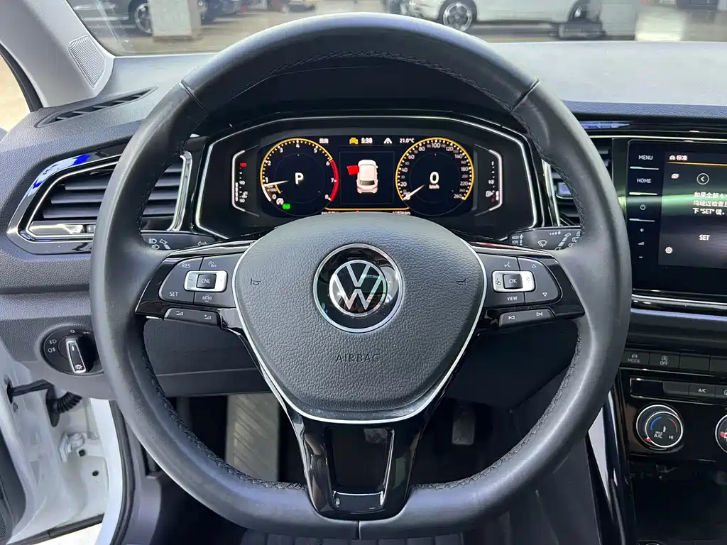 Volkswagen T-Roc 2023 — фото 7