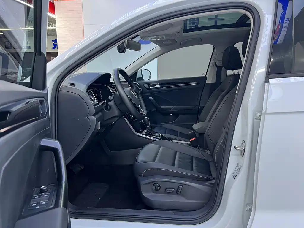 Volkswagen T-Roc 2023 — фото 11