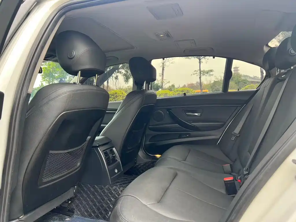 BMW 3 Series 2019 — фото 10