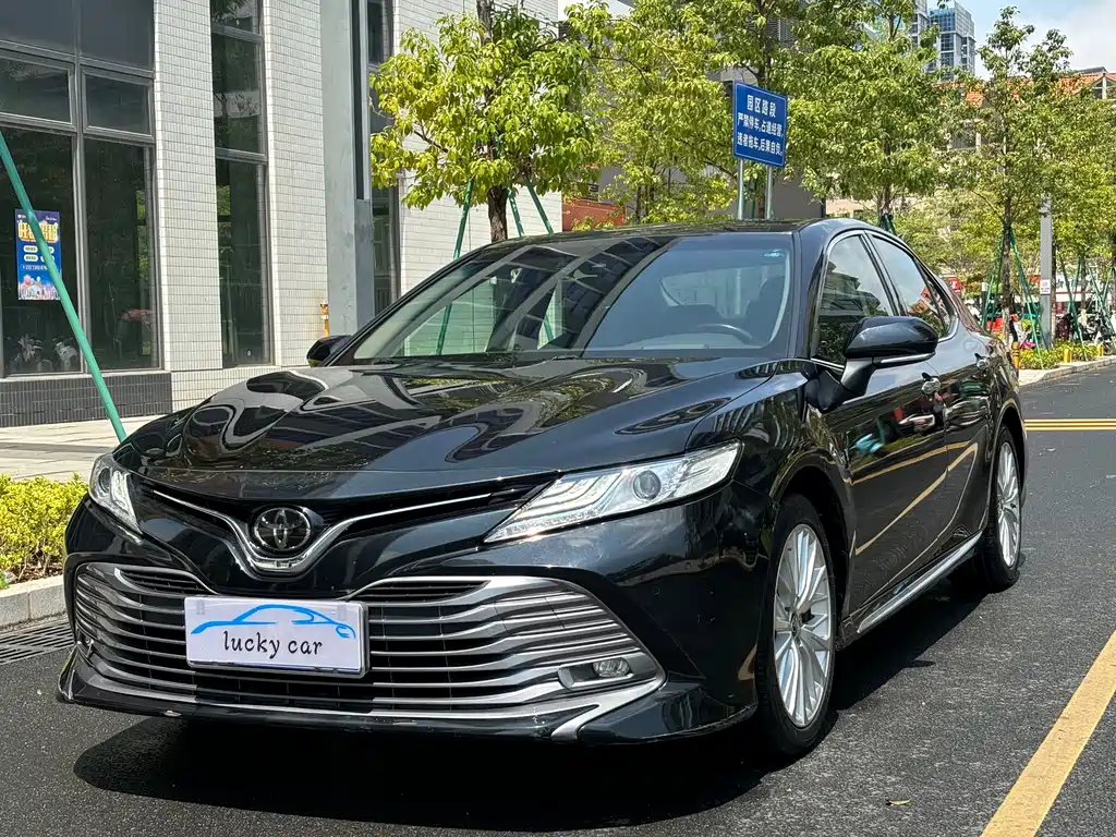 Toyota Camry 2019 — фото 1