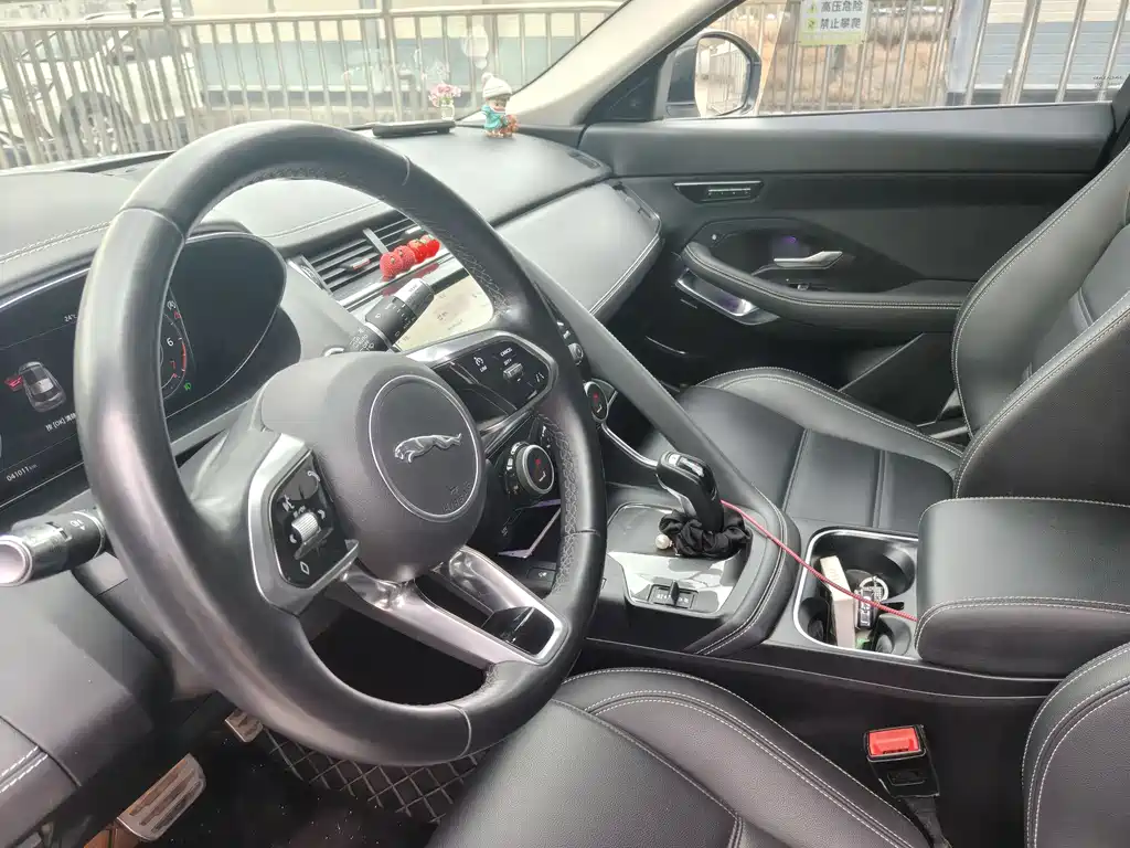 Jaguar E-PACE 2022 — фото 11