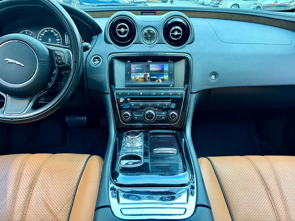 Jaguar XJ 2018 — фото 6