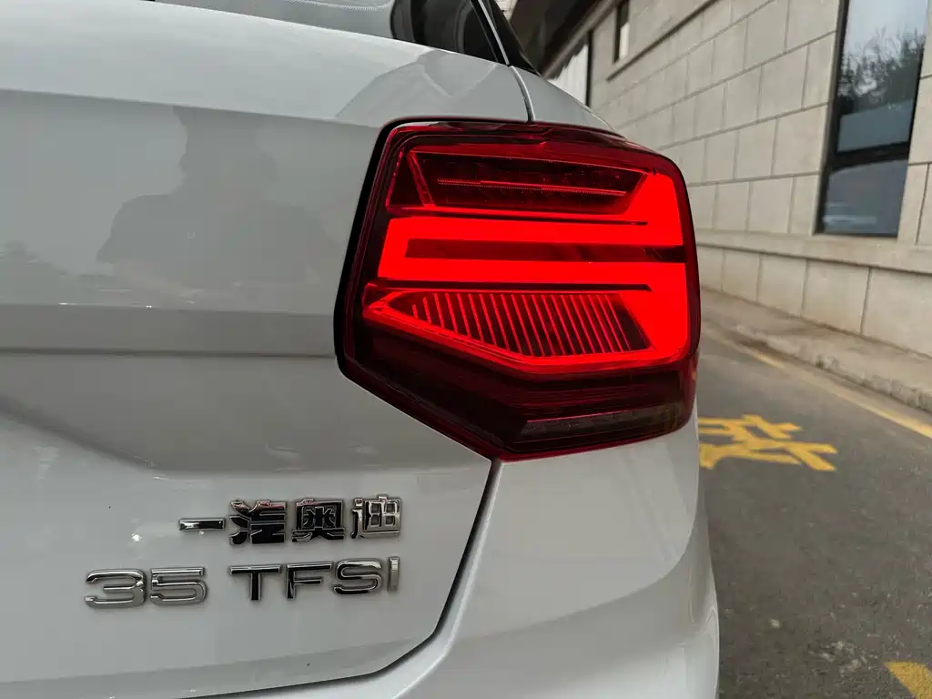 Audi Q2L 2023