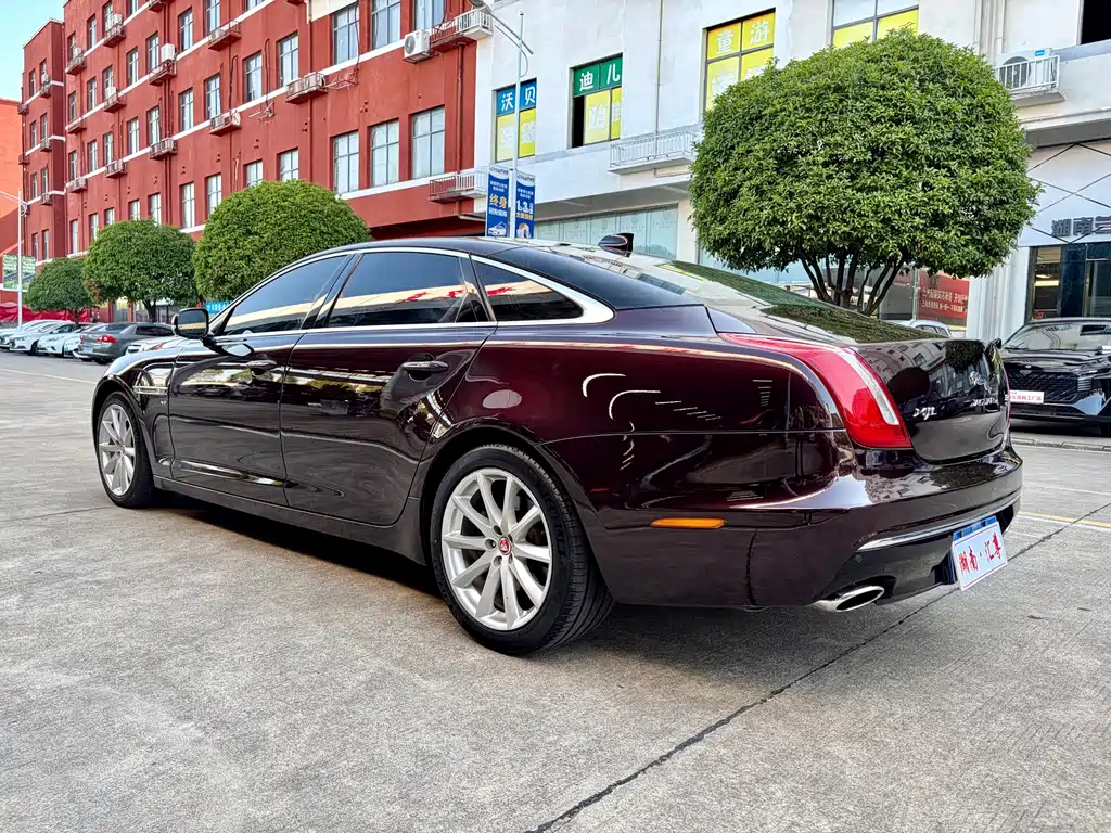 Jaguar XJ 2018 — фото 19