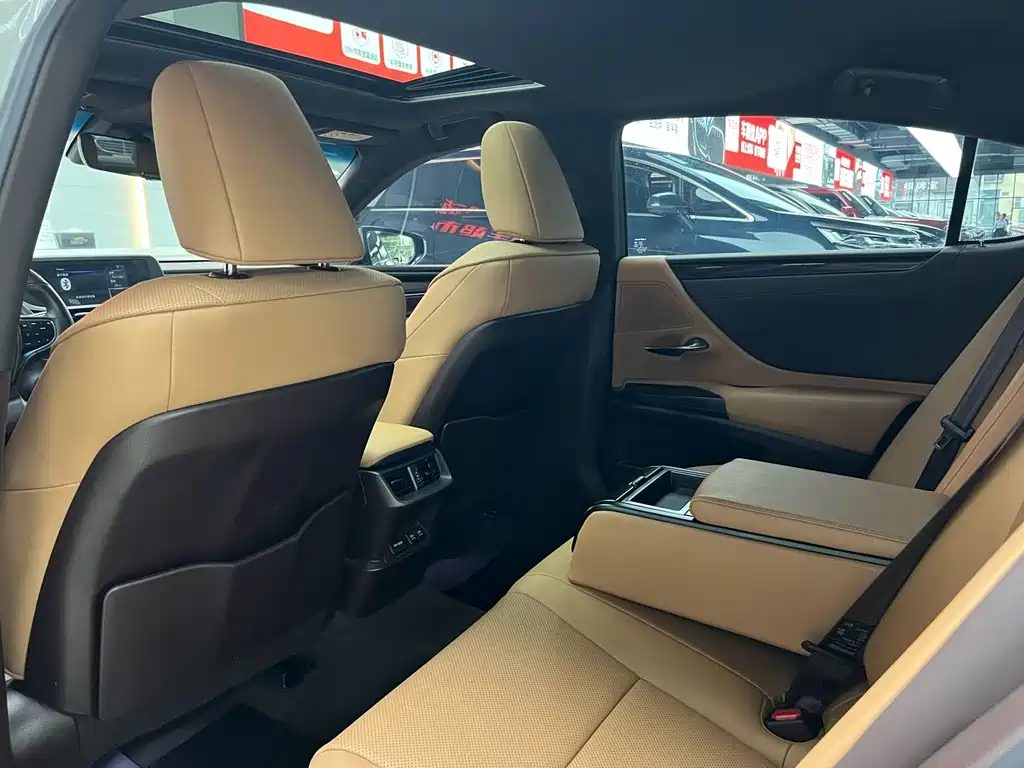 Lexus ES 2019 — фото 11