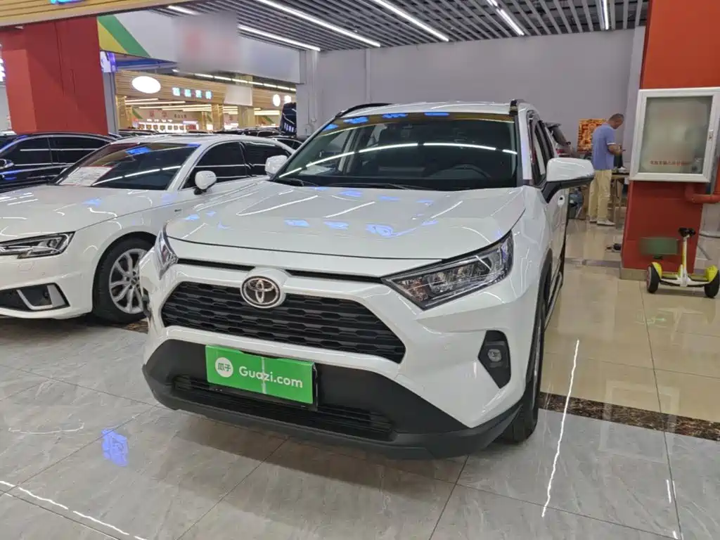 Toyota RAV4 2024 — фото 1