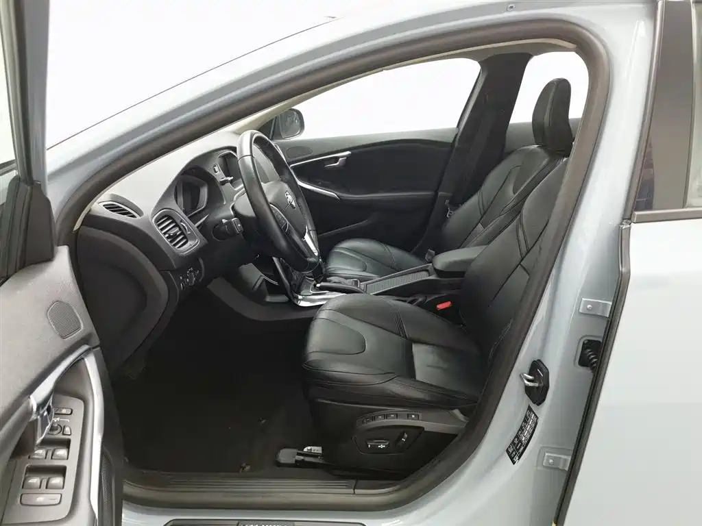 Volvo V40 2018 — фото 10