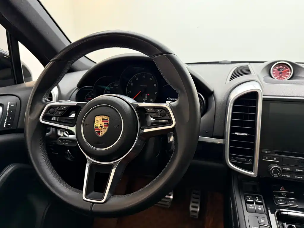 Porsche Cayenne 2017 — фото 14