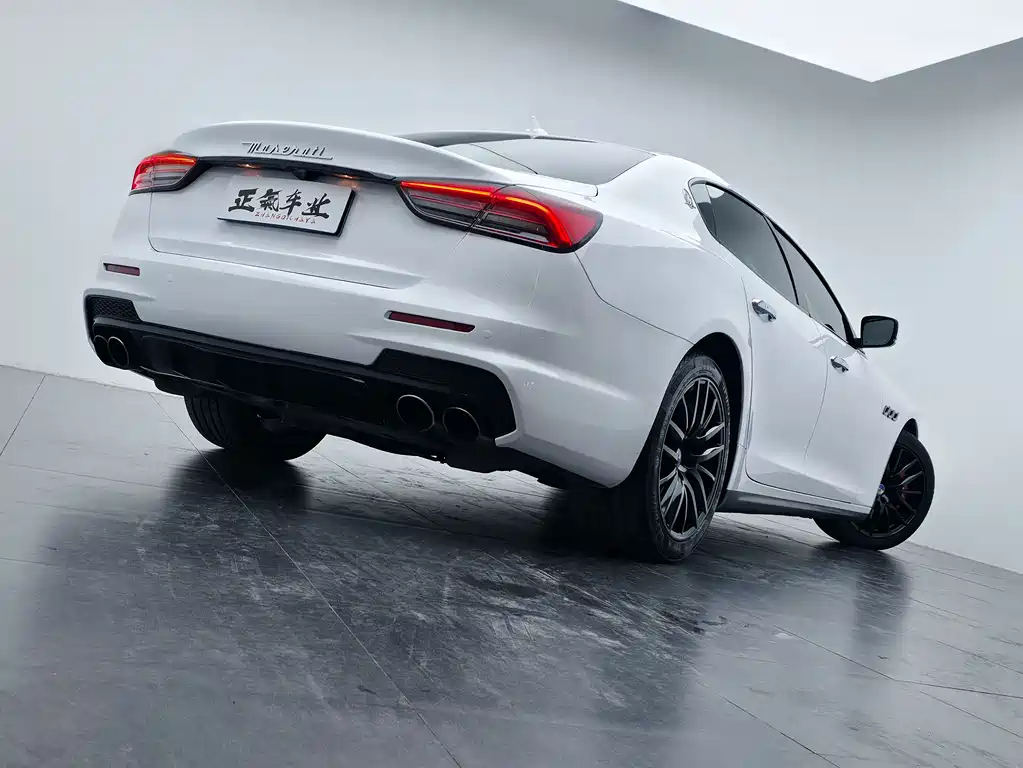 Maserati Quattroporte 2015 — фото 11