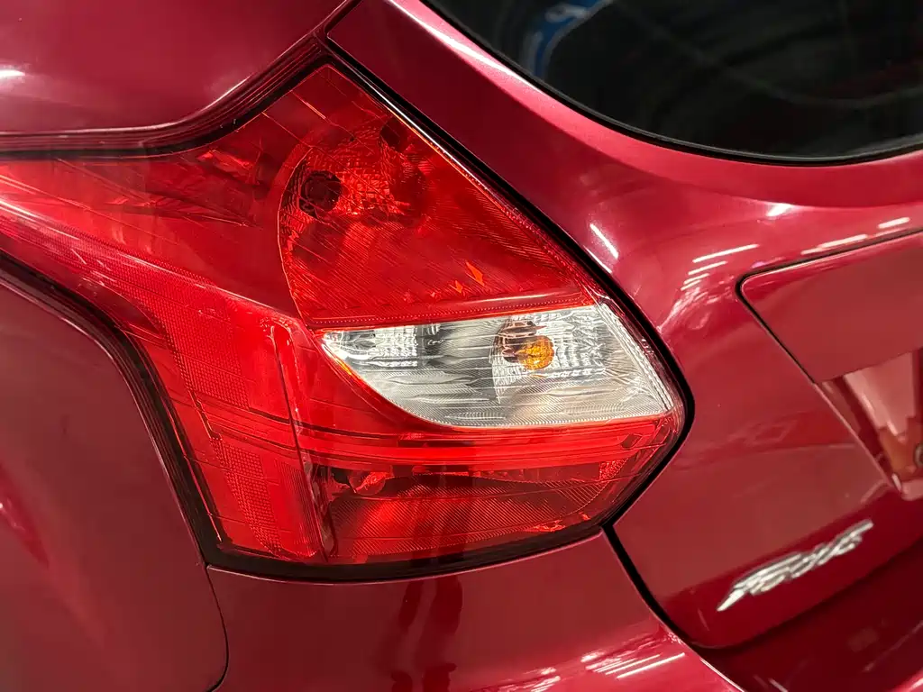 Ford Focus 2013 — фото 14