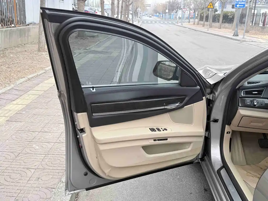 BMW 7 Series 2012 — фото 23