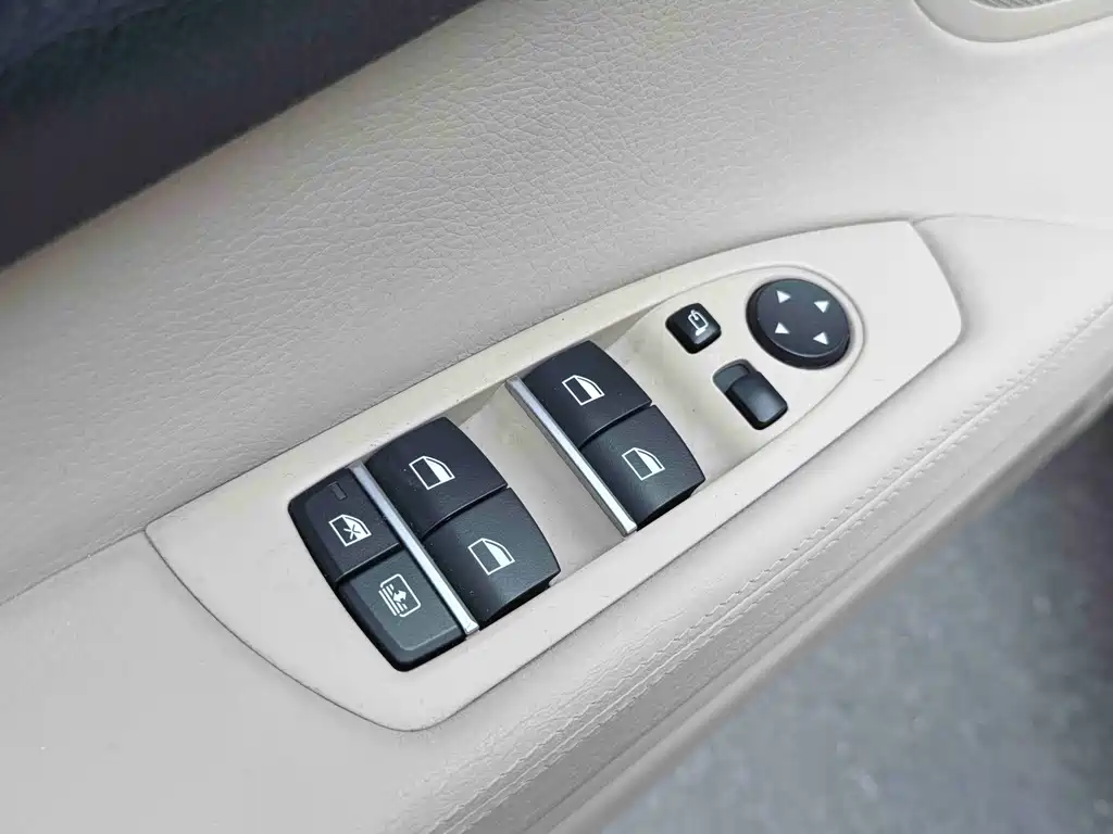 BMW 7 Series 2012 — фото 10
