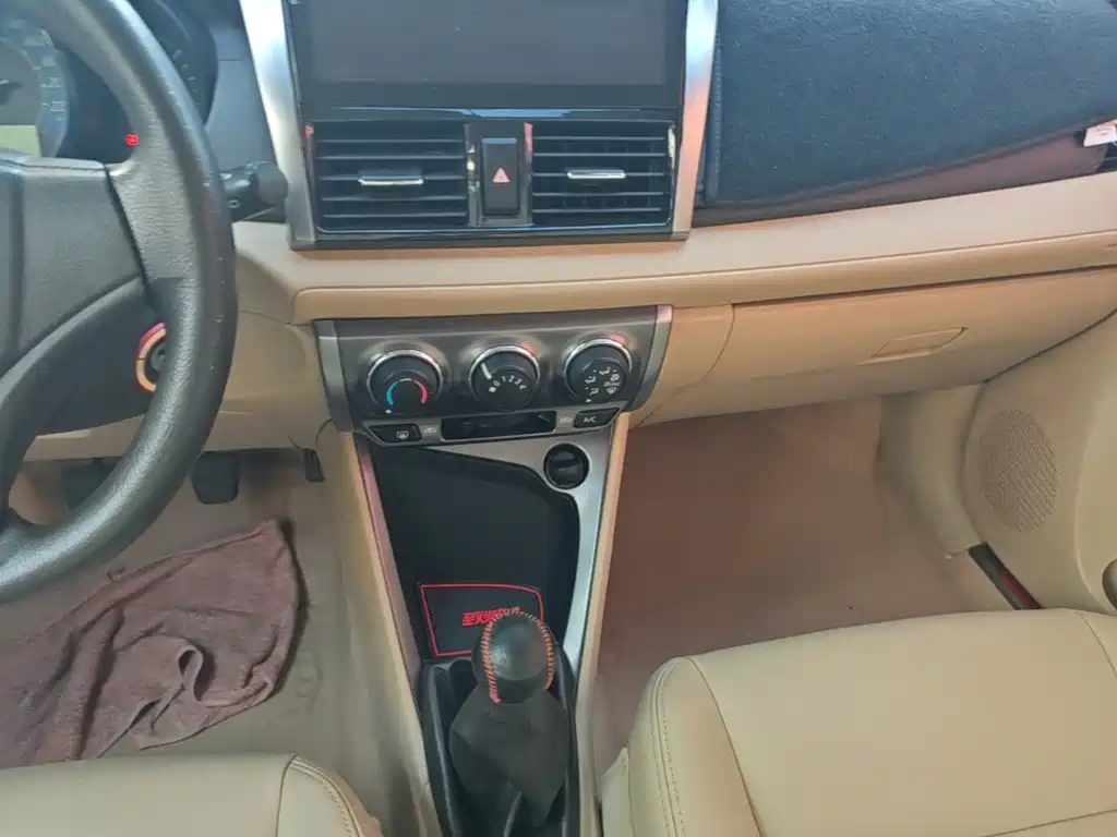 Toyota Yaris L 2016 — фото 13