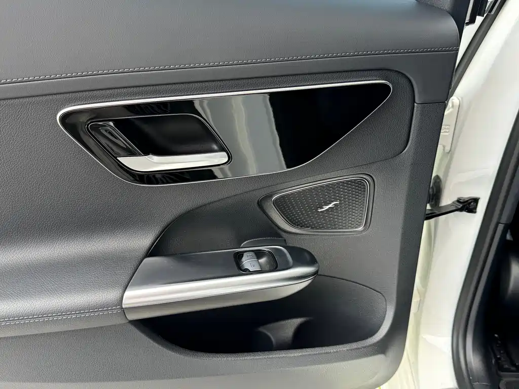 Mercedes-Benz C-Class 2024 — фото 12