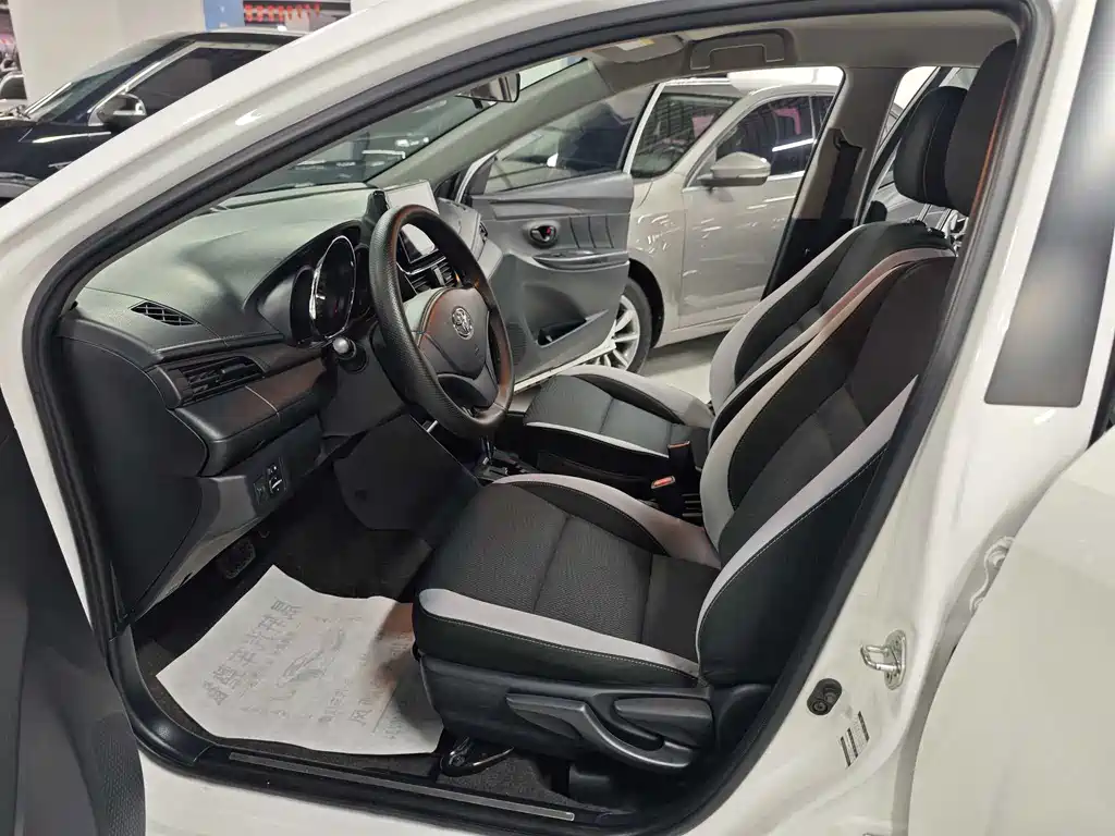 Toyota Yaris L 2021 — фото 6