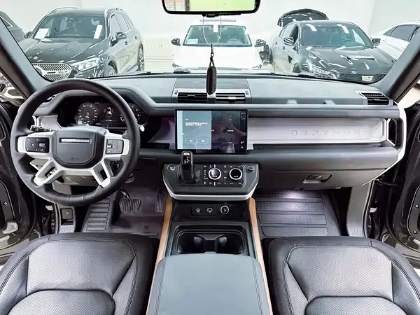 Land Rover Defender 2023