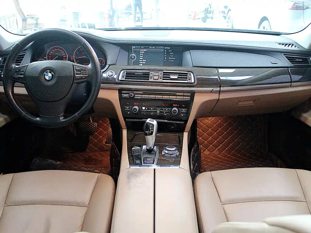 BMW 7 Series 2011 — фото 4