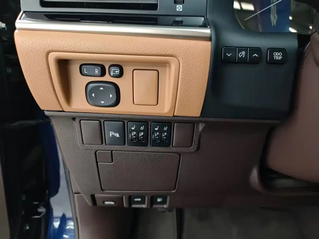 Lexus ES 2018 — фото 15
