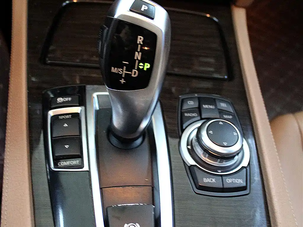 BMW 7 Series 2011 — фото 11