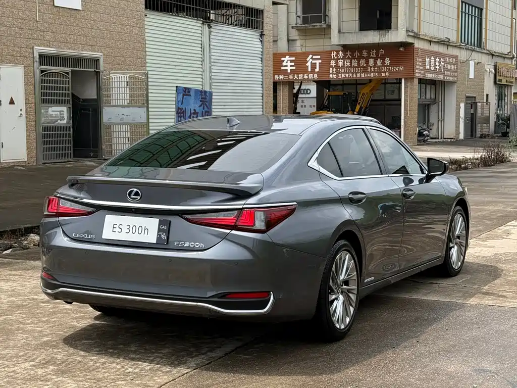Lexus ES 2019 — фото 12