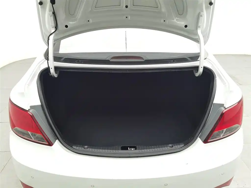 Hyundai Verna 2015 — фото 16