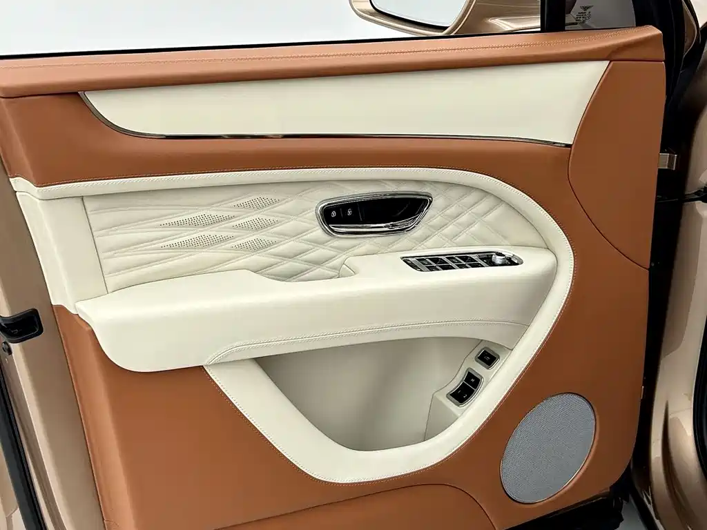 Bentley Bentayga 2023 — фото 14