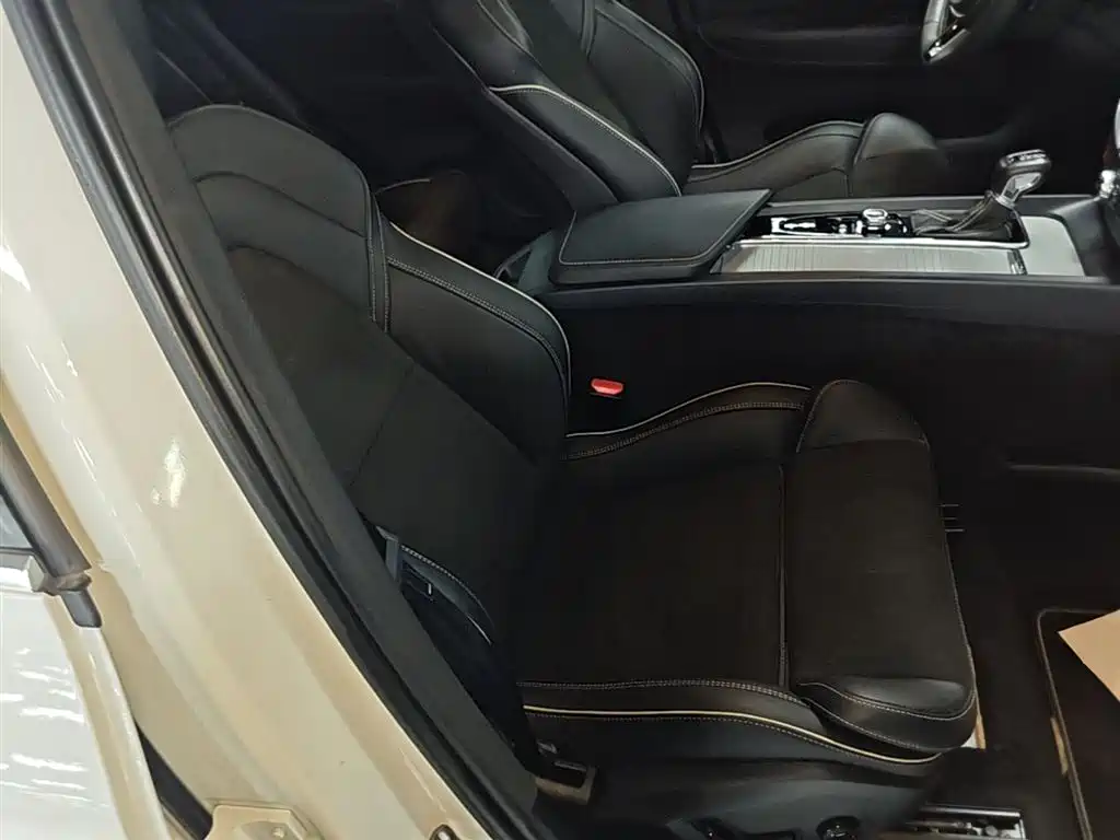 Volvo XC60 2018 — фото 25