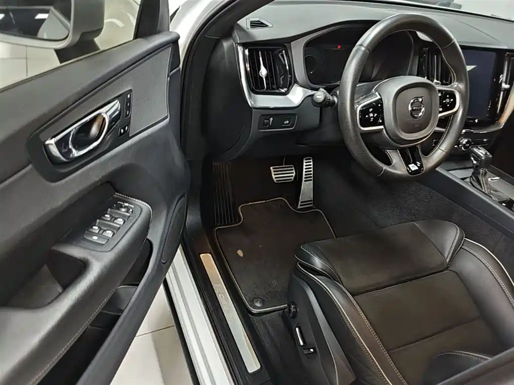 Volvo XC60 2018 — фото 16