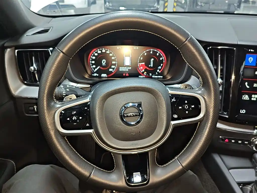 Volvo XC60 2018 — фото 11