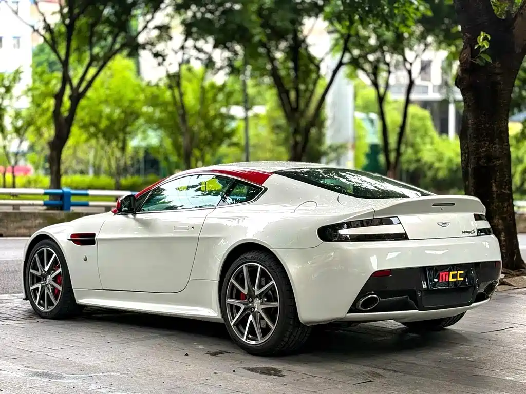 Aston Martin V8 Vantage 2013 — фото 12