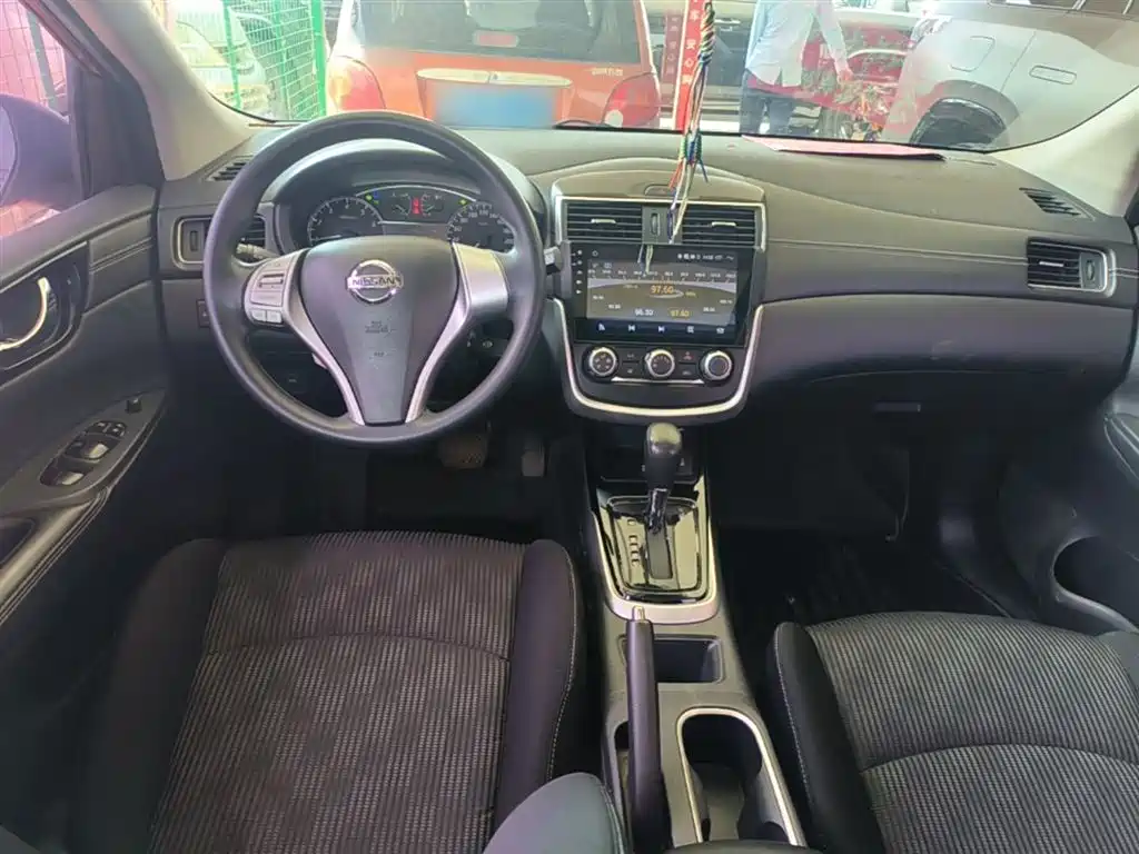 Nissan Tiida 2017 — фото 10