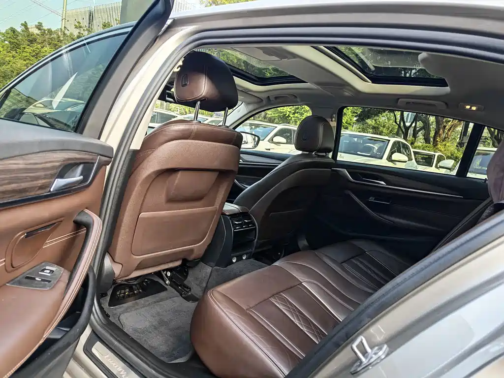 BMW 5 Series 2018 — фото 12
