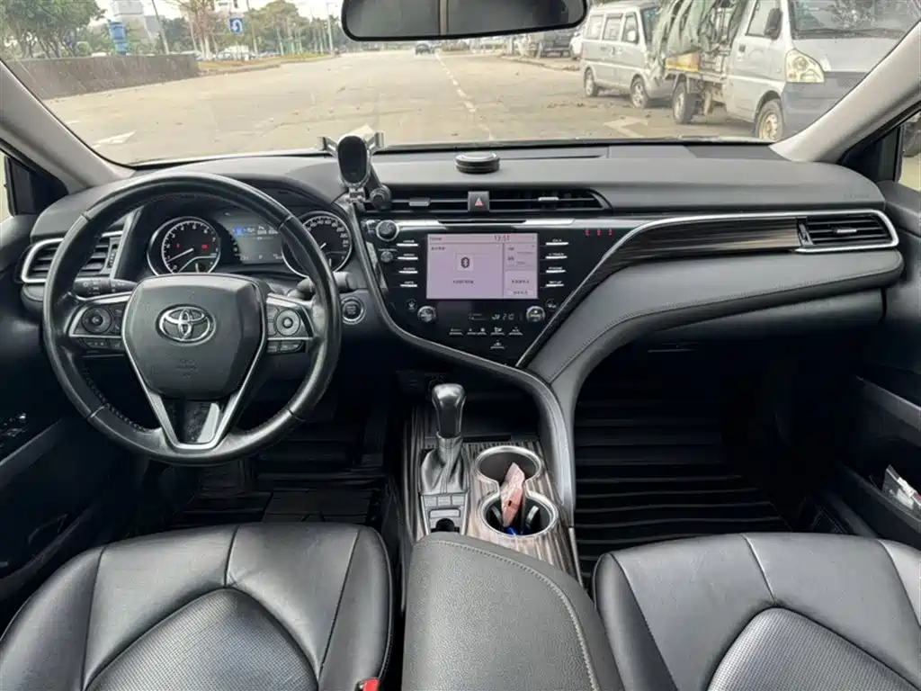 Toyota Camry 2019 — фото 12