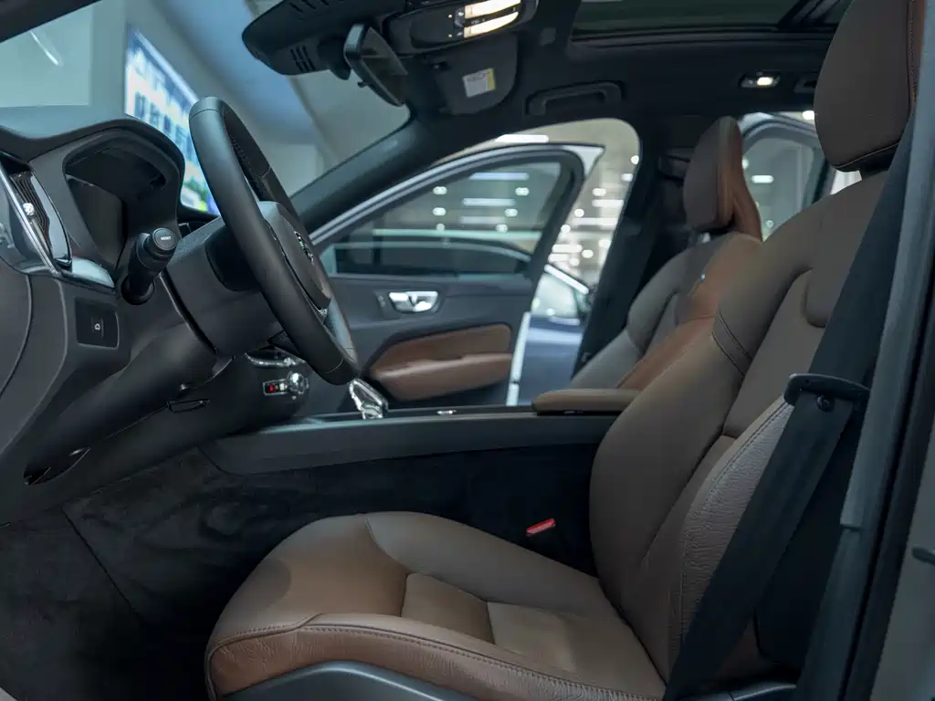 Volvo XC60 2022 — фото 11