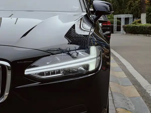 Volvo S90 Plug-In Hybrid 2023