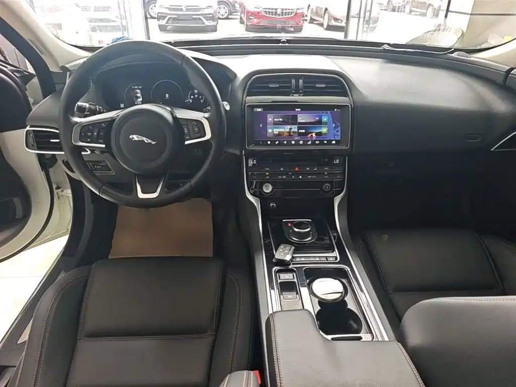 Jaguar XEL 2018 — фото 10