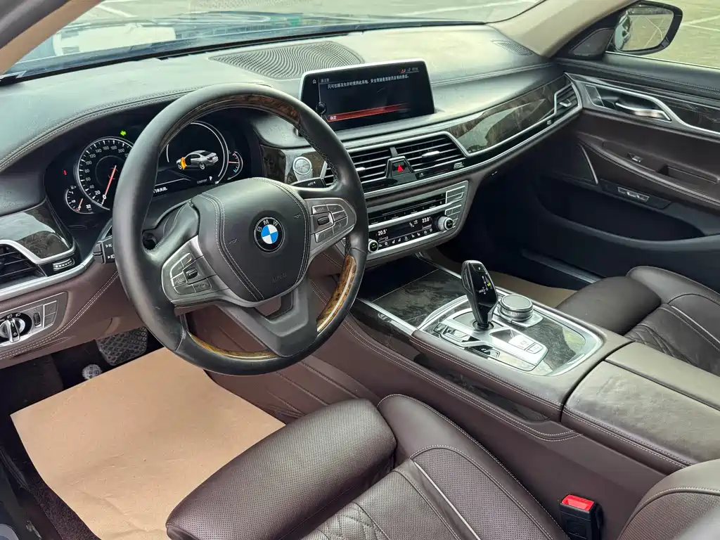 BMW 7 Series 2017 — фото 9