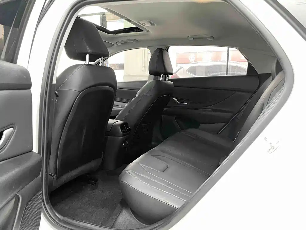 Hyundai Elantra 2023 — фото 10