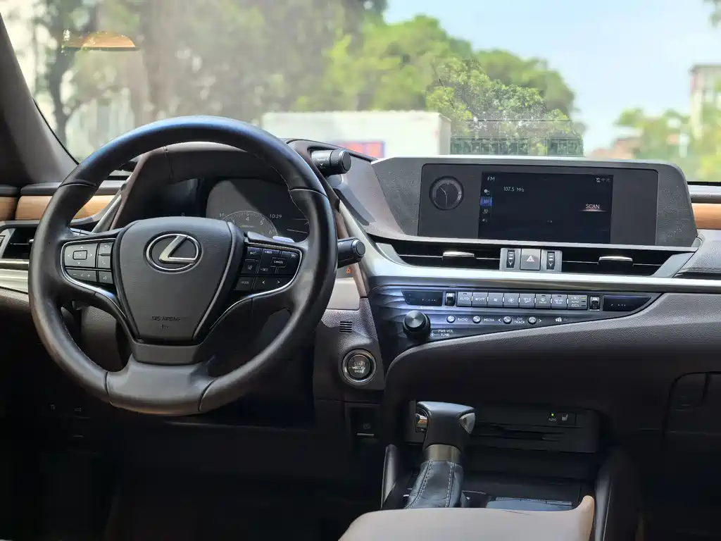 Lexus ES 2019 — фото 10