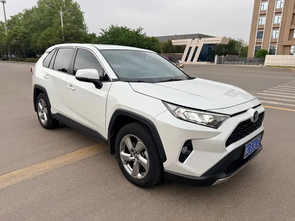 Toyota RAV4 2021 — фото 3
