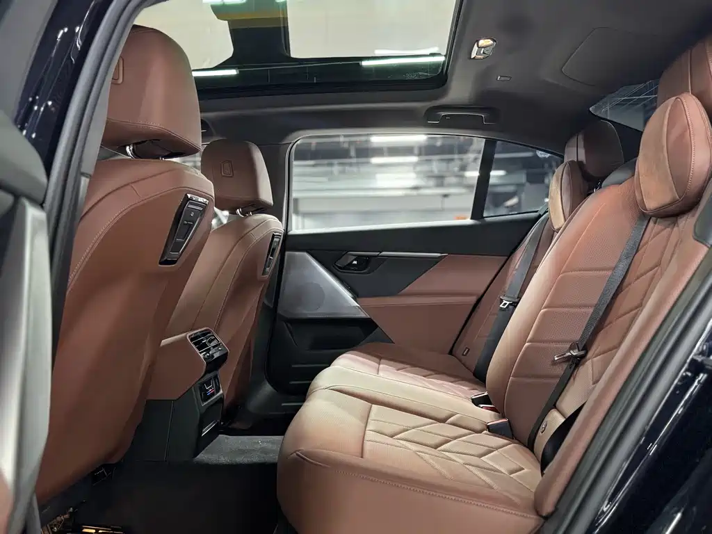 BMW 5 Series 2025 — фото 14