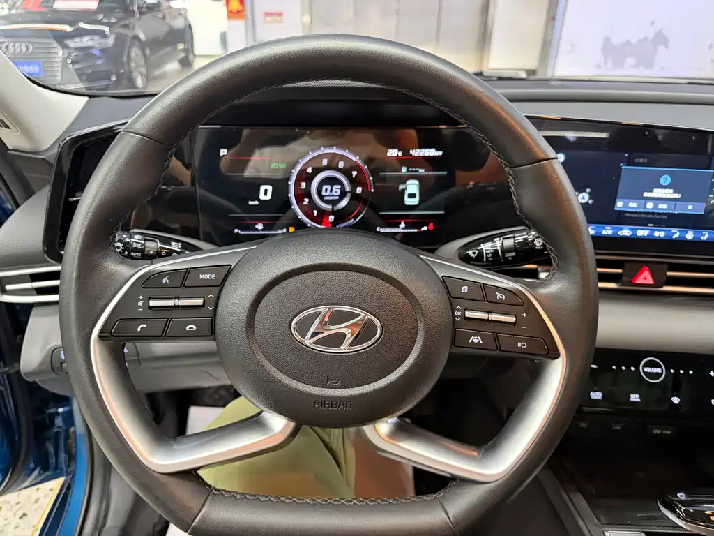 Hyundai Elantra 2023 — фото 10