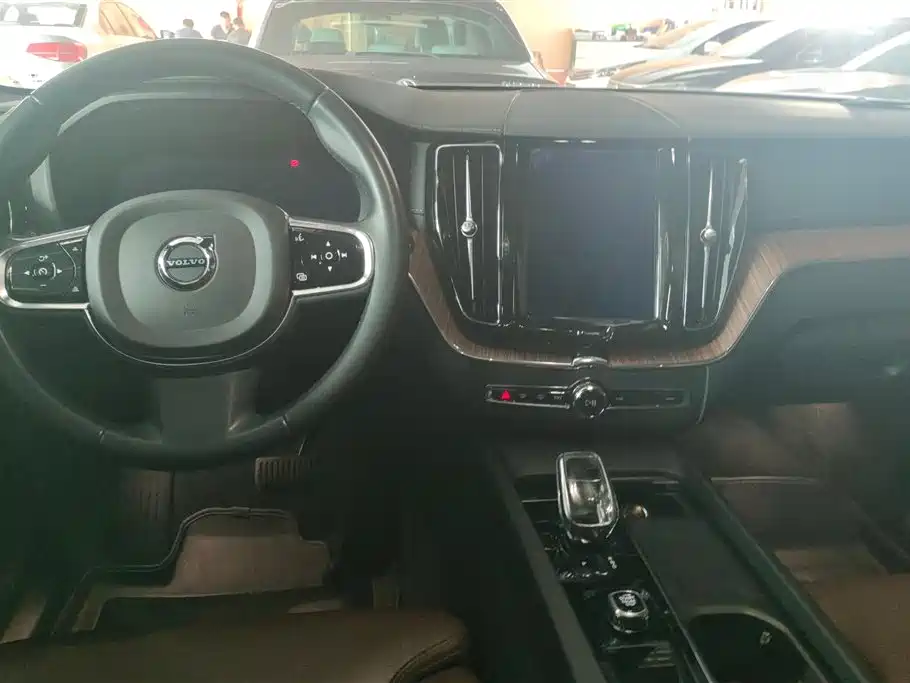 Volvo XC60 2022 — фото 12
