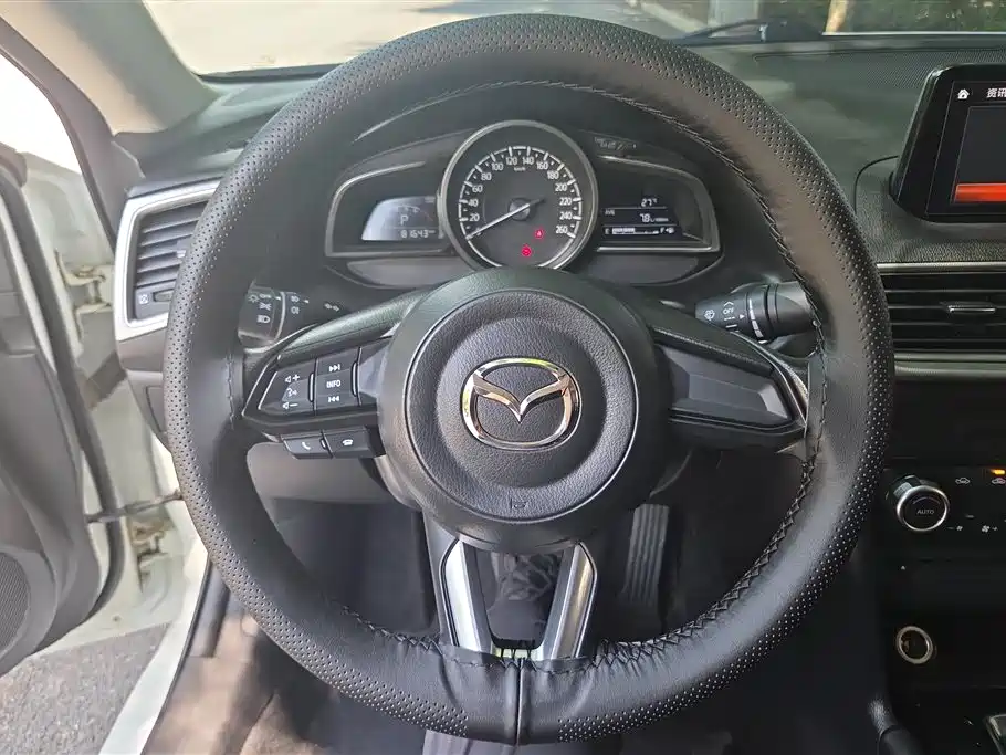 Mazda 3 Axela 2017 — фото 15