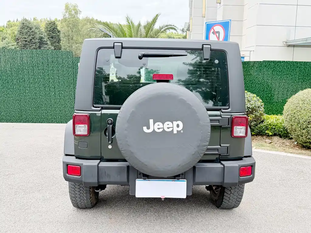 Jeep Wrangler 2011 — фото 17